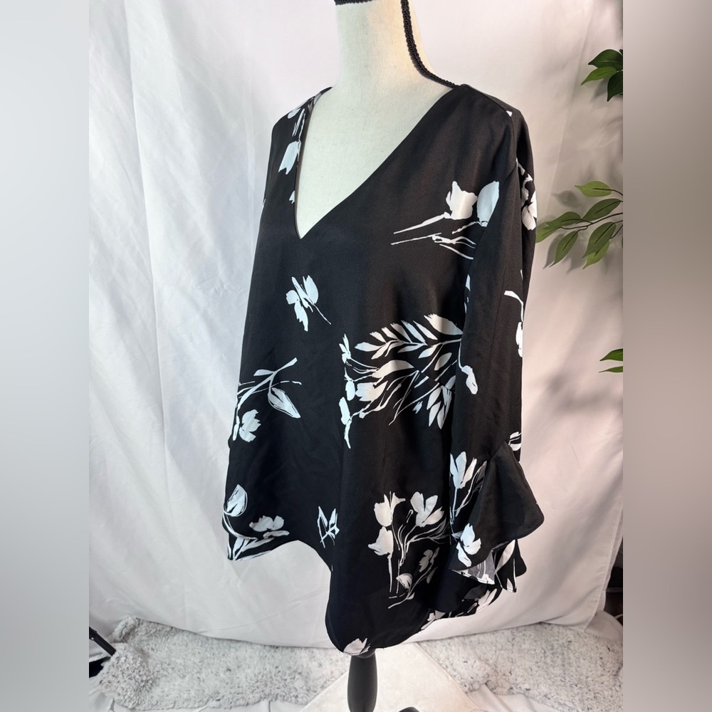 Vince Camuto Black and White Floral Blouse 🖤🖤 - Picture 11 of 16